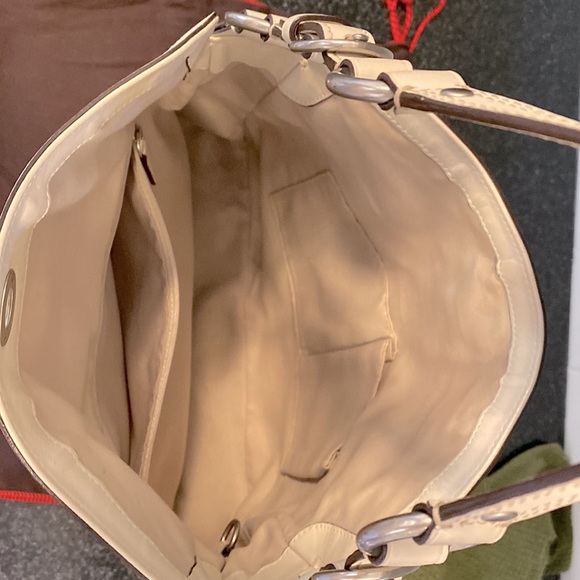 COACH Chelsea Optic Collection Signature tote in ivory, creams & beige.  #10143 - Picture 16 of 16